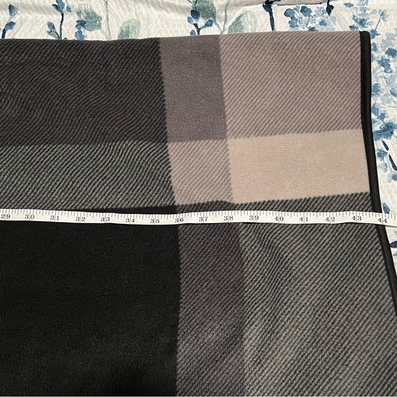 Pre-loved IKE BEHAR One Size Shrugs/ Ponco - Picture 6 of 6